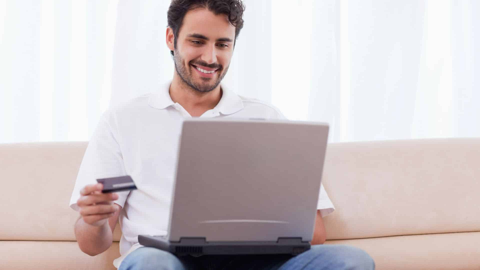 Persona che conclude la sua customer journey con un acquisto online